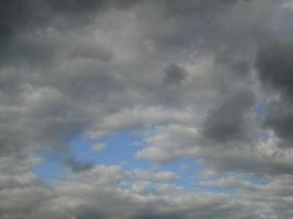 densas nubes en el cielo antes de la lluvia foto