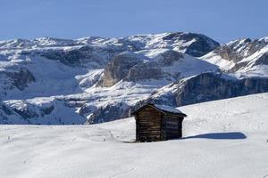 dolomitas nieve panorama cabaña de madera val badia armentara foto