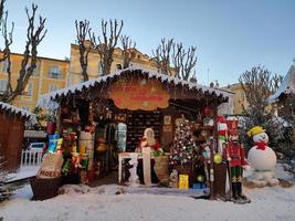 menton, francia - 11 de diciembre de 2021 - pueblo de santa abierto para navidad foto