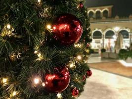 decoraciones de bolas rojas del árbol de Navidad en el mercado callejero foto