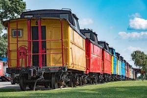 antigua locomotora de vapor tren de hierro coloridos vagones foto