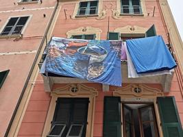 monterosso al mare, italia - 8 de junio de 2019 - el pintoresco pueblo de cinque terre italy está lleno de turistas foto