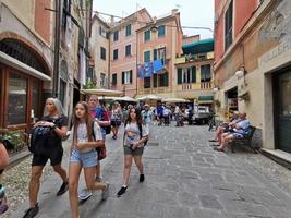 monterosso al mare, italia - 8 de junio de 2019 - el pintoresco pueblo de cinque terre italy está lleno de turistas foto