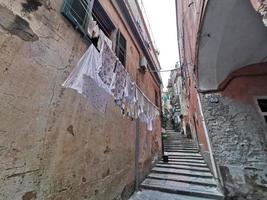 Ropa tendida a secar en pueblo pintoresco italiano foto