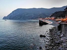 monterosso al mare, italia - 8 de junio de 2019 - el pintoresco pueblo de cinque terre italia está lleno de turistas por la noche foto