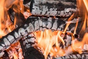 detalle de brasas de madera en la chimenea foto