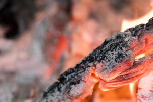 detalle de brasas de madera en la chimenea foto