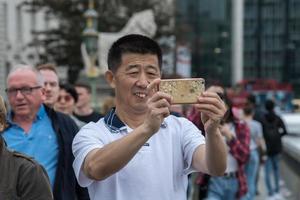 londres, inglaterra - 15 de julio de 2017 - turista tomando fotos en el puente de londres