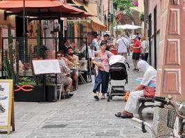 monterosso al mare, italia - 8 de junio de 2019 - el pintoresco pueblo de cinque terre italy está lleno de turistas foto