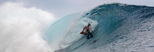 tahití, polinesia francesa - 5 de agosto de 2018 - entrenamiento de surfistas días antes de la competencia billabong tahití en el arrecife teahupoo foto