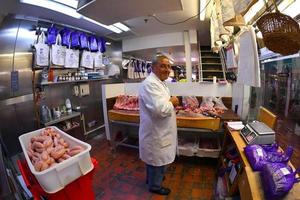 oxford, inglaterra - 15 de julio de 2017 - gente comprando en el mercado de oxford foto