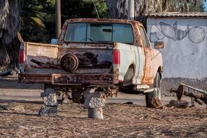 viejo coche abandonado oxidado sin neumáticos foto