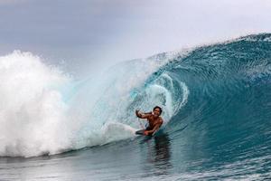 tahití, polinesia francesa - 5 de agosto de 2018 - entrenamiento de surfistas días antes de la competencia billabong tahití en el arrecife teahupoo foto