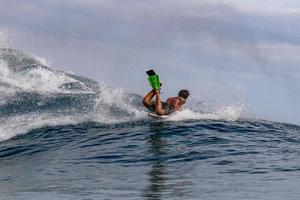 tahití, polinesia francesa - 5 de agosto de 2018 - entrenamiento de surfistas días antes de la competencia billabong tahití en el arrecife teahupoo foto