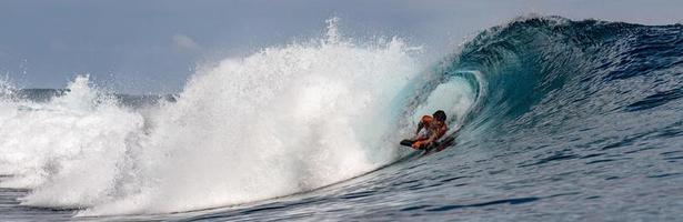 tahití, polinesia francesa - 5 de agosto de 2018 - entrenamiento de surfistas días antes de la competencia billabong tahití en el arrecife teahupoo foto