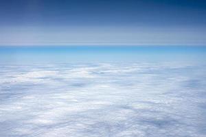 vista de la alfombra de nubes desde el avión foto