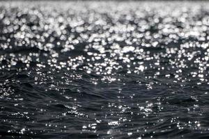 mar océano grandes olas detalle sol brillo foto