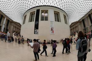 Londres, Inglaterra - 15 de julio de 2017 - Museo Británico lleno de turistas foto