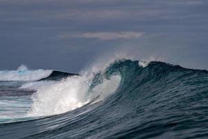 detalle de tubo de olas de surf foto