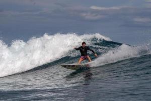 tahití, polinesia francesa - 5 de agosto de 2018 - entrenamiento de surfistas días antes de la competencia billabong tahití en el arrecife teahupoo foto