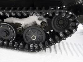 detalle de motos de nieve con orugas foto
