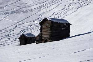 dolomitas nieve panorama cabaña de madera val badia armentara foto