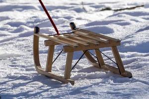 trineo de madera en la nieve foto