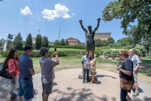 filadelfia, estados unidos de américa - 19 de junio de 2016 - turista tomando selfies en la estatua rocosa foto