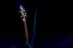 feliz año nuevo y feliz navidad fuegos artificiales sobre fondo de nieve de montaña foto