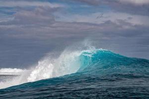 detalle de tubo de olas de surf foto