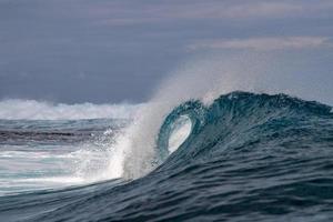 detalle de tubo de olas de surf foto