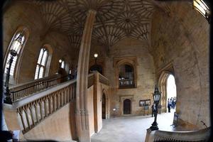 oxford, inglaterra - 15 de julio de 2017 - turistas en la iglesia de cristo de la ciudad universitaria foto