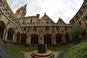 oxford, inglaterra - 15 de julio de 2017 - turistas en la iglesia de cristo de la ciudad universitaria foto