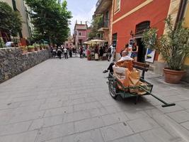 monterosso al mare, italia - 8 de junio de 2019 - el pintoresco pueblo de cinque terre italy está lleno de turistas foto