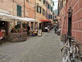 monterosso al mare, italia - 8 de junio de 2019 - el pintoresco pueblo de cinque terre italy está lleno de turistas foto