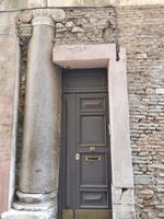 antiguas columnas romanas dentro de un edificio medieval en roma foto