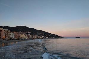 alassio pueblo liguria italia al atardecer foto