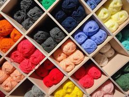 ovillos de lana de muchos colores diferentes foto