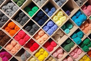 ovillos de lana de muchos colores diferentes foto