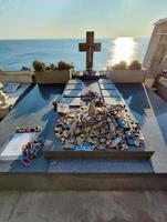 walter bonatti alpinista y escritor tumba en el cementerio de portovenere foto