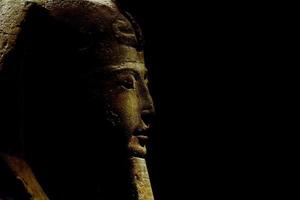 esfinge antigua estatua egipcia aislada foto
