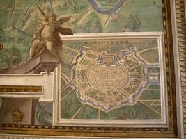 ciudad del vaticano, roma - 26 de febrero de 2022 - famosos mapas geográficos murales foto
