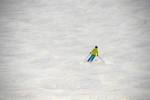 esquiadores sobre fondo de nieve de los alpes foto