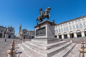 Turín, Italia - 17 de junio de 2017 - turista en piazza san carlo en un día soleado. foto