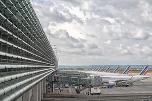 París, Francia - 17 de junio de 2016 - aeropuerto de París aterrizando y cargando carga y pasajeros foto