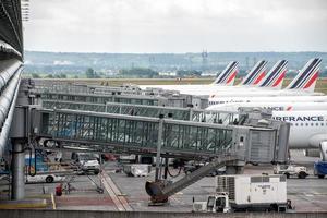 París, Francia - 17 de junio de 2016 - aeropuerto de París aterrizando y cargando carga y pasajeros foto