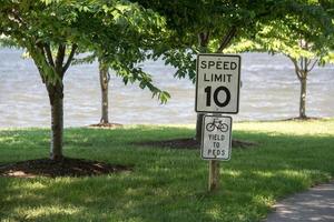 Señal de límite de velocidad de 10 mph zona ciclista para peatones foto