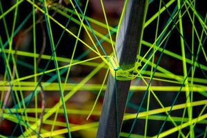cables de plástico de neón amarillo y verde foto