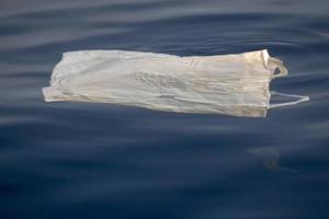 pescar bajo una bolsa de plástico en el mar foto