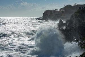 tempestad de tormenta de mar en la costa foto